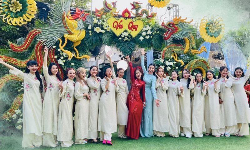Đ&oacute;ng vai tr&ograve; l&agrave; nh&acirc;n tố gắn kết, đội ngũ ph&ugrave; d&acirc;u lan tỏa năng lượng t&iacute;ch cực v&agrave; nhịp nh&agrave;ng hỗ trợ đ&oacute;n tiếp kh&aacute;ch mời