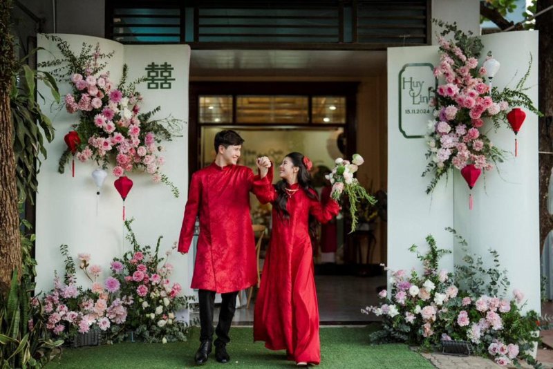 Lễ đ&iacute;nh h&ocirc;n v&agrave; lễ th&agrave;nh h&ocirc;n l&agrave; hai buổi lễ ho&agrave;n to&agrave;n kh&aacute;c nhau trong phong tục cưới