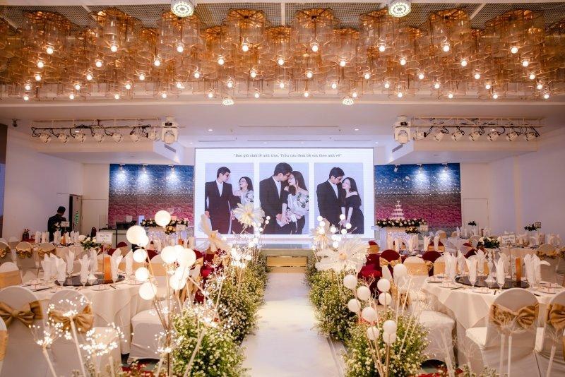 Hai b&ecirc;n gia đ&igrave;nh trao đổi v&agrave; thống nhất ng&agrave;y cưới, nghi lễ c&ugrave;ng c&aacute;c c&ocirc;ng việc cần chuẩn bị