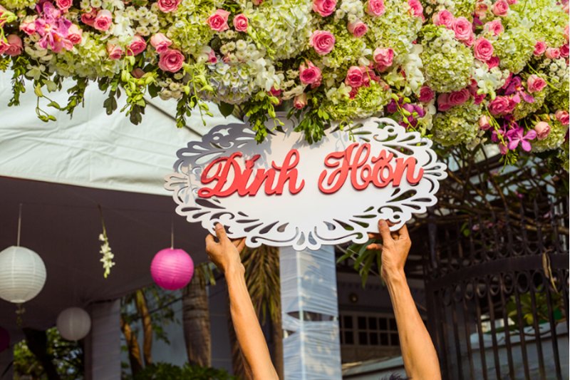 Lễ đ&iacute;nh h&ocirc;n l&agrave; nghi thức l&acirc;u đời, thể hiện sự tr&acirc;n trọng của nh&agrave; trai với cha mẹ c&ocirc; d&acirc;u