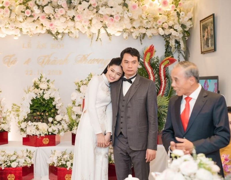 Đại diện nhà trai phát biểu xin dâu trang trọng