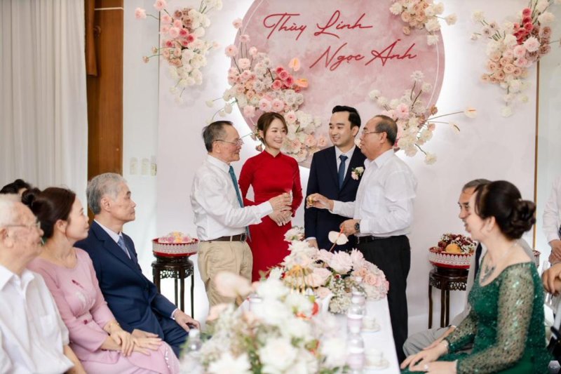 Hai b&ecirc;n gia đ&igrave;nh c&ugrave;ng trao đổi v&agrave; thống nhất c&aacute;c chuẩn bị quan trọng cho lễ cưới sắp tới