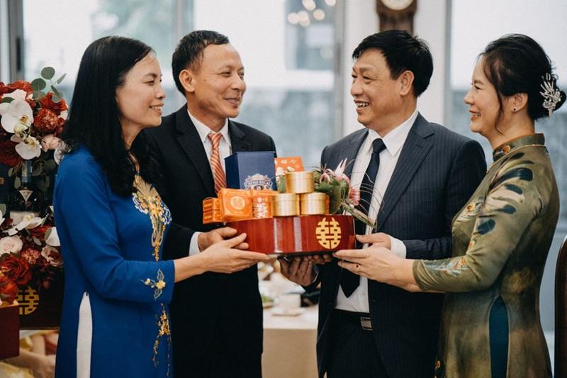 Nghi thức lại quả thể hiện sự tr&acirc;n trọng v&agrave; san sẻ may mắn giữa hai b&ecirc;n gia đ&igrave;nh trước khi đo&agrave;n rước d&acirc;u khởi h&agrave;nh