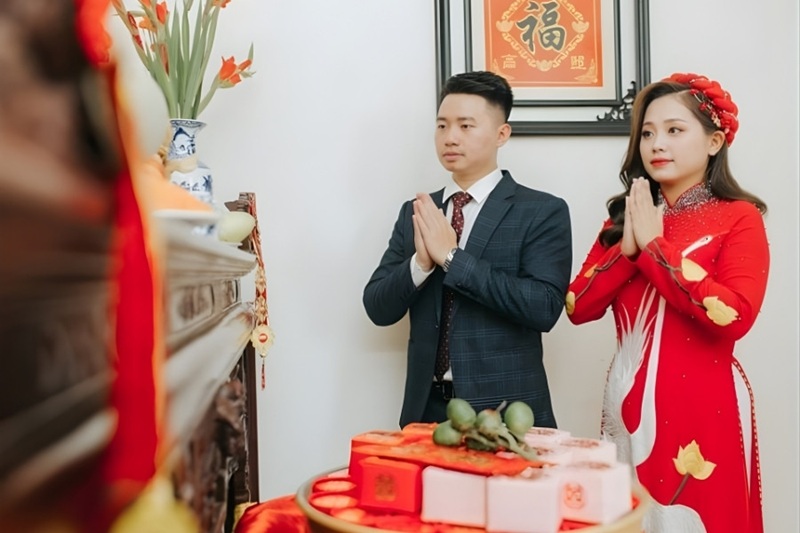 Thắp nhang v&agrave; v&aacute;i lạy b&agrave;n thờ gia ti&ecirc;n để th&ocirc;ng b&aacute;o về h&ocirc;n sự