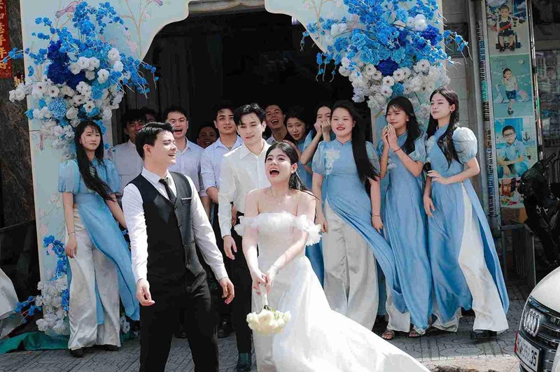 Bắt hoa cưới mang &yacute; nghĩa đ&oacute;n nhận may mắn v&agrave; lời ch&uacute;c ph&uacute;c