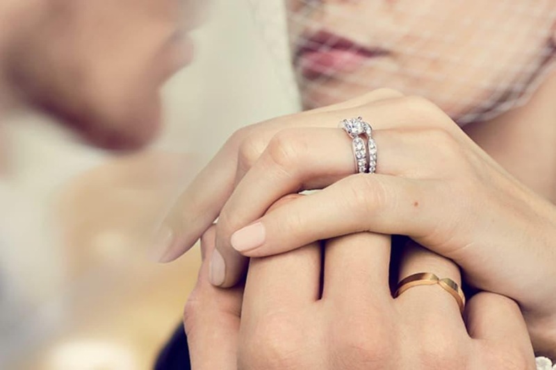 Đeo nhẫn cưới v&agrave; nhẫn cầu h&ocirc;n đ&uacute;ng c&aacute;ch gi&uacute;p t&ocirc;n l&ecirc;n vẻ đẹp v&agrave; &yacute; nghĩa của từng chiếc nhẫn
