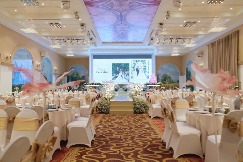 Kh&ocirc;ng gian tiệc cưới sang trọng tại Metropole mang đến nhiều lựa chọn tổ chức h&ocirc;n lễ cho c&aacute;c cặp đ&ocirc;i