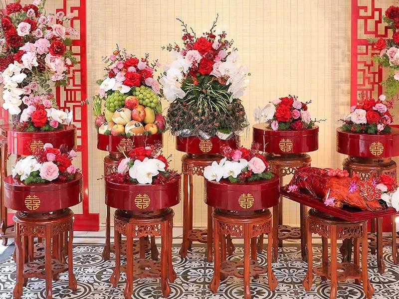 Mỗi lễ vật trong bộ s&iacute;nh lễ l&agrave; một lời ch&uacute;c ph&uacute;c vẹn tr&ograve;n, g&oacute;i trọn l&ograve;ng th&agrave;nh v&agrave; n&eacute;t đẹp văn h&oacute;a cưới hỏi truyền thống của người Việt