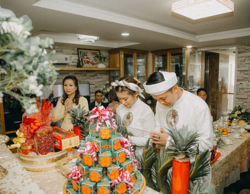 Cô dâu chú rể thực hiện nghi lễ gia tiên đầy trang nghiêm