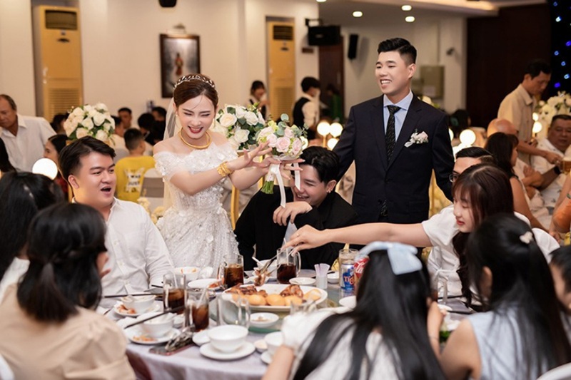 Sau phần nghi lễ, gia đ&igrave;nh tổ chức tiệc mừng để chia sẻ niềm vui v&agrave; nhận lời ch&uacute;c ph&uacute;c từ kh&aacute;ch mời