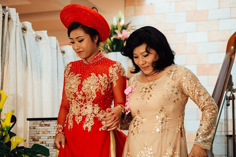 C&ocirc; d&acirc;u xuất hiện khi được mẹ dẫn ra