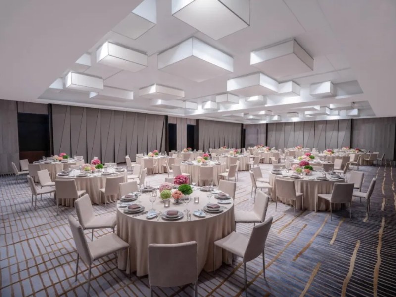 Kh&ocirc;ng gian đại tiệc tại New World Saigon Hotel với thiết kế trang trọng d&agrave;nh cho sự kiện v&agrave; tiệc doanh nghiệp