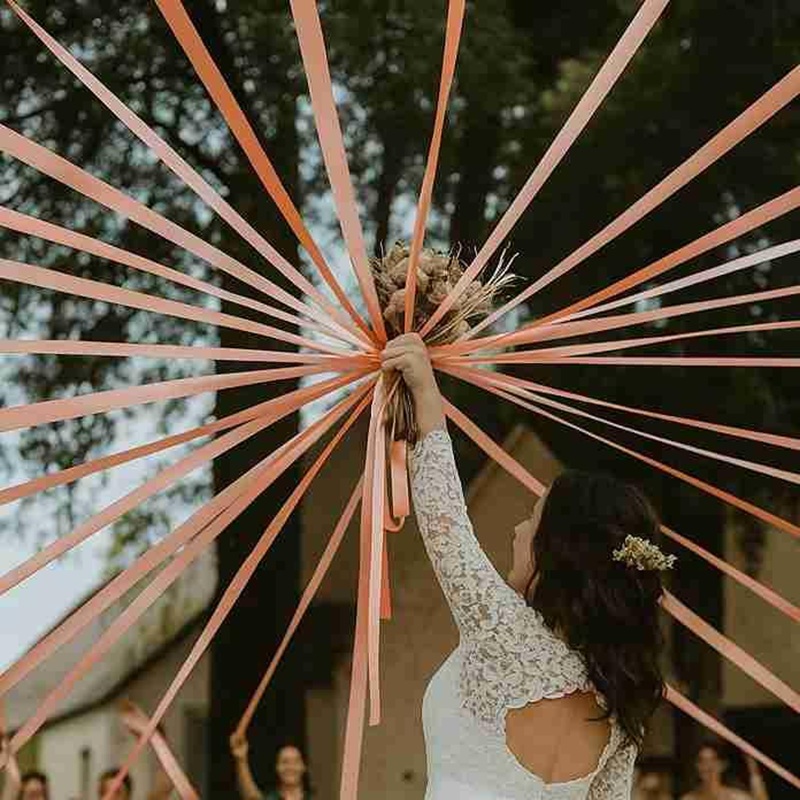 Tr&ograve; chơi r&uacute;t d&acirc;y ruy băng cho tiệc cưới thanh lịch