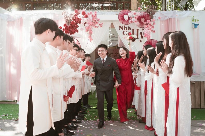 C&ocirc; d&acirc;u ch&uacute; rể lựa chọn nhẫn cưới v&agrave; trang phục ph&ugrave; hợp với phong c&aacute;ch h&ocirc;n lễ