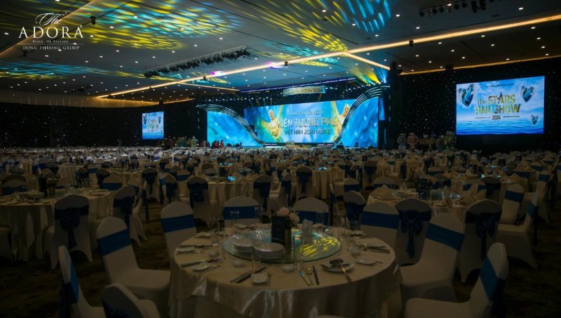 Sảnh tiệc The Adora Center rộng r&atilde;i, ph&ugrave; hợp với những chương tr&igrave;nh gala dinner v&agrave; tiệc tất ni&ecirc;n đ&ocirc;ng kh&aacute;ch