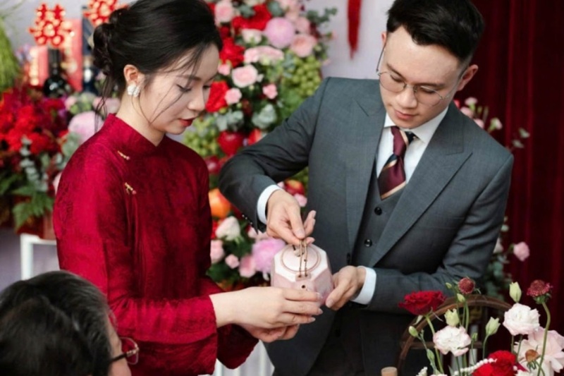 C&ocirc; d&acirc;u ch&uacute; rể r&oacute;t rượu mời hai b&ecirc;n gia đ&igrave;nh