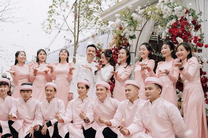 Sự đồng bộ về trang phục giữa đội bưng quả nh&agrave; trai v&agrave; nh&agrave; g&aacute;i tạo n&ecirc;n vẻ đẹp trang nghi&ecirc;m cho nghi lễ