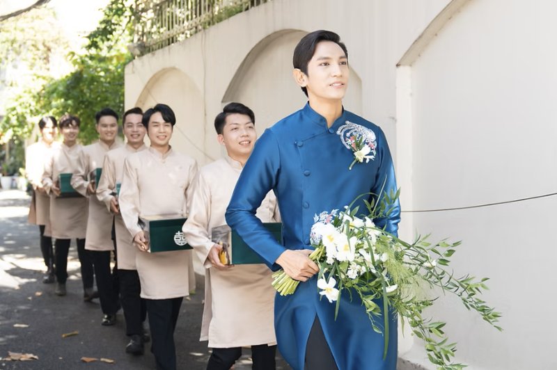 Trang phục ch&uacute; rể v&agrave; đội b&ecirc; tr&aacute;p cần được đồng bộ với nh&agrave; g&aacute;i