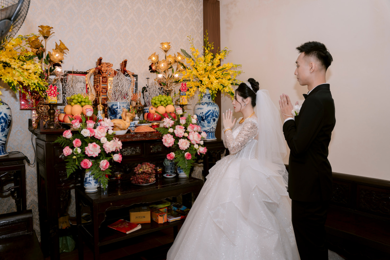 Nghi thức thắp hương b&aacute;o c&aacute;o tổ ti&ecirc;n tại nh&agrave; g&aacute;i thường diễn ra sau khi đại diện hai họ ho&agrave;n tất thủ tục thưa chuyện v&agrave; nhận s&iacute;nh lễ