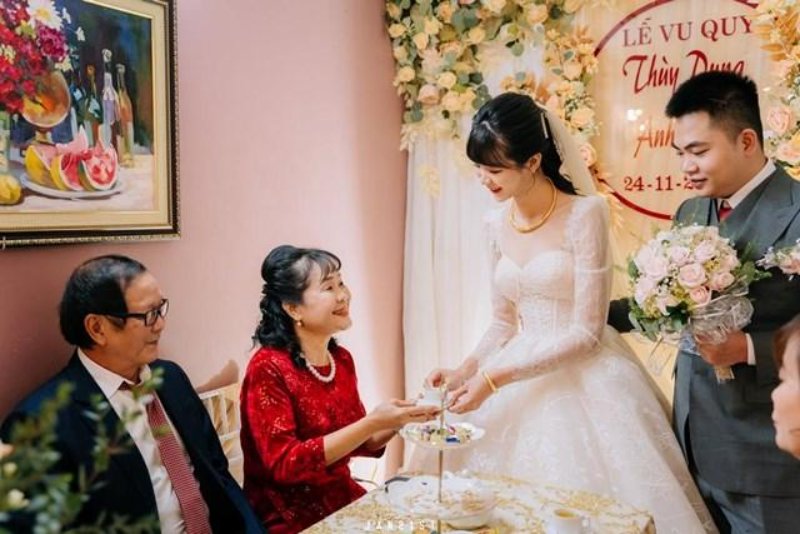 C&ocirc; d&acirc;u ch&uacute; rể thể hiện sự hiếu k&iacute;nh &ocirc;ng b&agrave; cha mẹ qua nghi thức d&acirc;ng tr&agrave;
