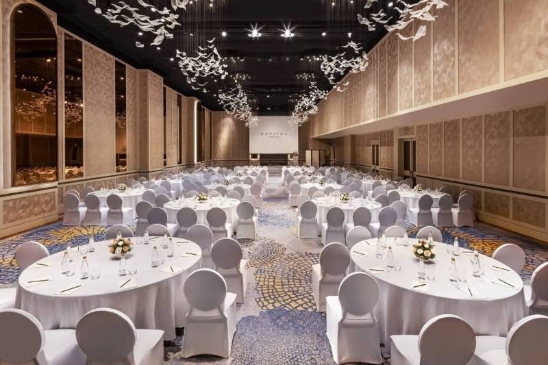 Sảnh tiệc Sofitel Saigon Plaza mang phong c&aacute;ch Ph&aacute;p tinh tế, ph&ugrave; hợp tổ chức gala dinner v&agrave; tiệc tri &acirc;n đối t&aacute;c