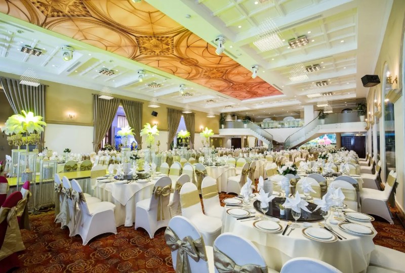 Khu vực đ&oacute;n kh&aacute;ch v&agrave; lối v&agrave;o thuận tiện tại địa điểm tổ chức tiệc Year End Party