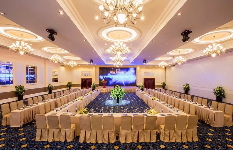 Kh&ocirc;ng gian hội nghị v&agrave; yến tiệc Grand Palace d&agrave;nh cho c&aacute;c chương tr&igrave;nh gala dinner v&agrave; tổng kết cuối năm