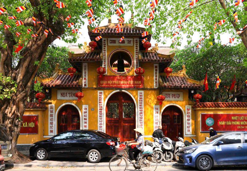Ch&ugrave;a Qu&aacute;n Sứ