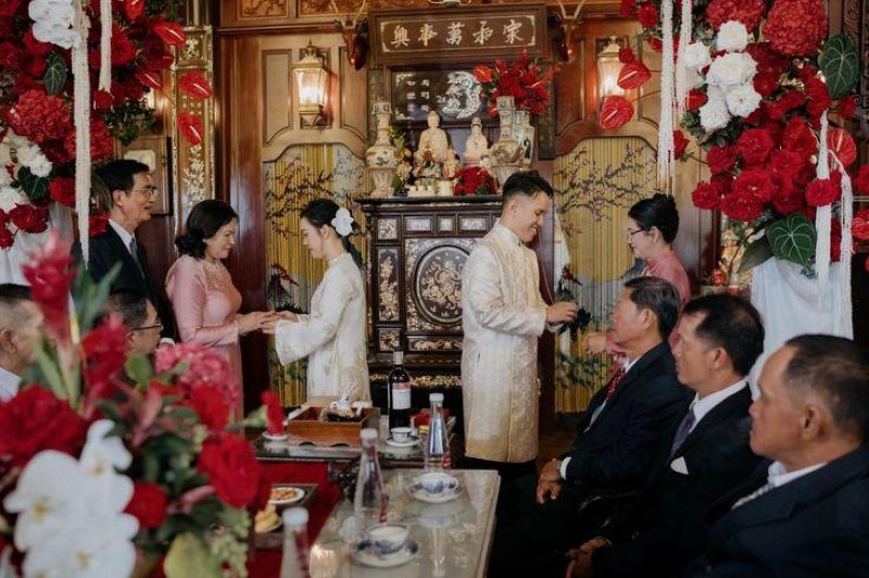 Lễ gia ti&ecirc;n được thực hiện xuy&ecirc;n suốt c&aacute;c cột mốc quan trọng từ lễ đ&iacute;nh h&ocirc;n, vu quy đến lễ t&acirc;n h&ocirc;n