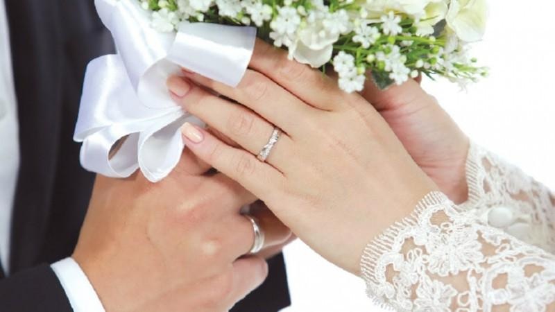 Nhẫn cưới l&agrave; biểu tượng thi&ecirc;ng li&ecirc;ng của t&igrave;nh y&ecirc;u v&agrave; sự cam kết l&acirc;u d&agrave;i trong h&ocirc;n nh&acirc;n