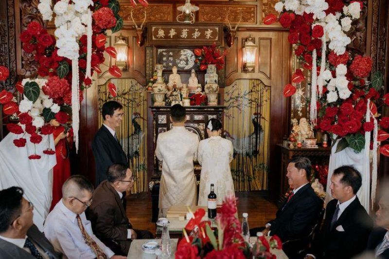 Khoảnh khắc đ&ocirc;i uy&ecirc;n ương th&agrave;nh k&iacute;nh d&acirc;ng hương, ra mắt &ocirc;ng b&agrave; tổ ti&ecirc;n trong ng&agrave;y trọng đại