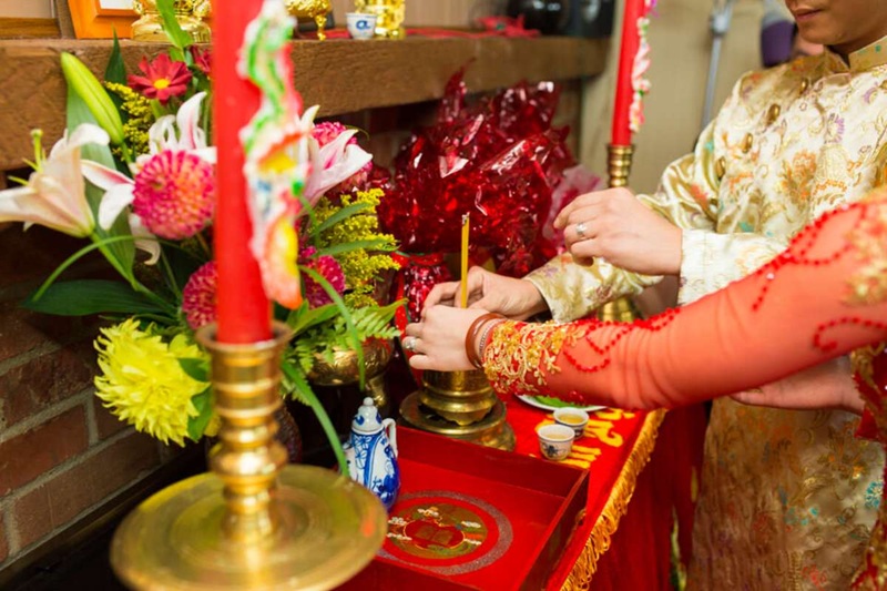 Cô dâu, chú rể thắp nhang gia tiên trong lễ thành hôn