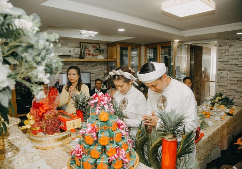 D&acirc;ng hương tại b&agrave;n thờ gia ti&ecirc;n l&agrave; bước kh&ocirc;ng thể thiếu trong buổi lễ vu quy