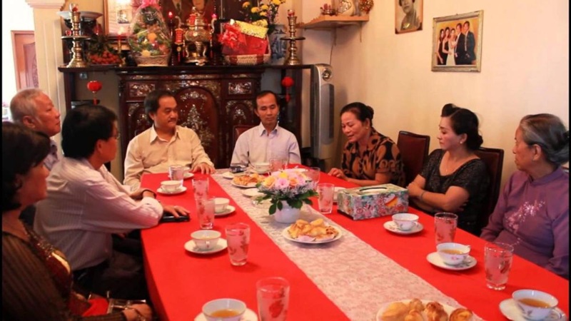 Sau khi ổn định chỗ ngồi, hai bên gia đình sẽ lần lượt giới thiệu