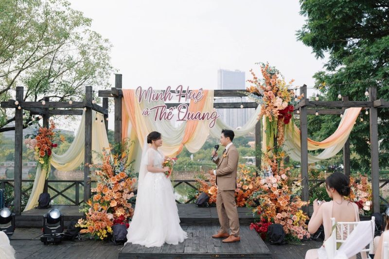 Màn phát bi&ecirc;̉u của c&ocirc; d&acirc;u chú r&ecirc;̉ lu&ocirc;n được tr&ocirc;ng chờ nh&acirc;́t trong m&ocirc;̣t đám cưới