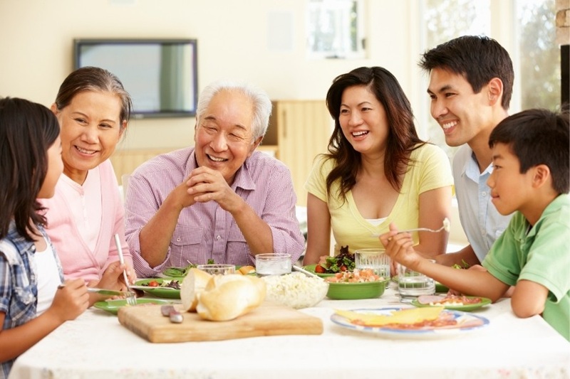 Bữa cơm đo&agrave;n vi&ecirc;n sau ng&agrave;y cưới, nơi t&igrave;nh th&acirc;n được vun đắp