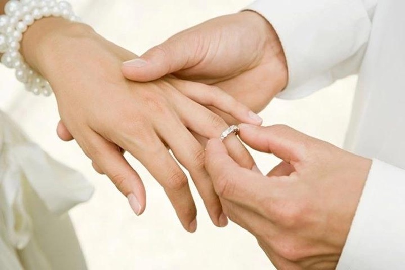 Ở một v&agrave;i nước Ch&acirc;u &Acirc;u nhẫn đ&iacute;nh h&ocirc;n thường được đeo ở tay tr&aacute;i