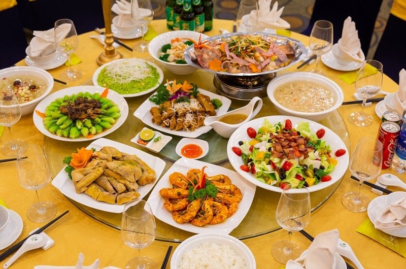 B&agrave;n tiệc được b&agrave;y tr&iacute; chỉn chu với thực đơn đa dạng d&agrave;nh cho kh&aacute;ch mời tham dự Year End Party