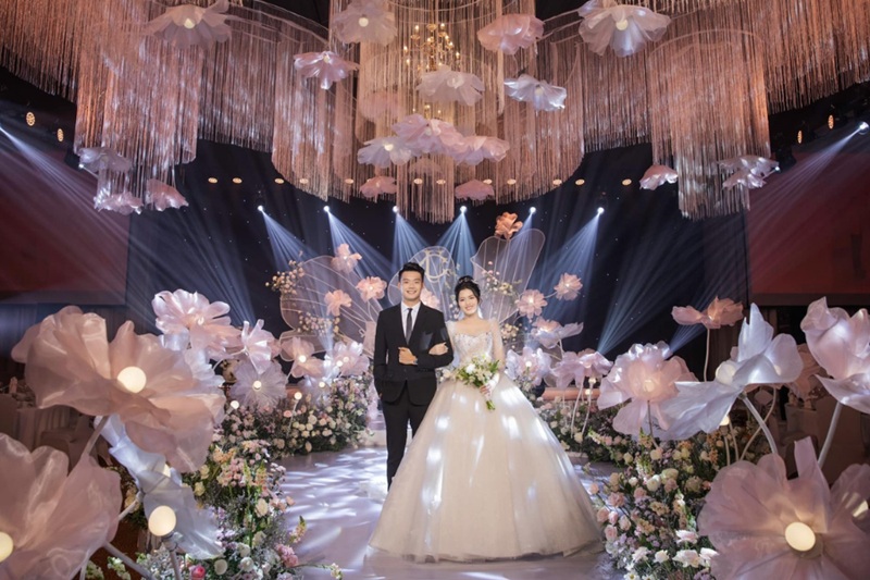 Trang phục của đ&ocirc;i uy&ecirc;n ương n&ecirc;n đồng điệu v&agrave; đ&aacute;p ứng đ&uacute;ng t&iacute;nh chất của buổi lễ