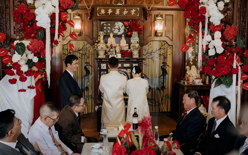 Lễ gia ti&ecirc;n l&agrave; l&uacute;c c&ocirc; d&acirc;u v&agrave; ch&uacute; rể d&acirc;ng hương xin tổ ti&ecirc;n chứng gi&aacute;m v&agrave; ch&uacute;c ph&uacute;c