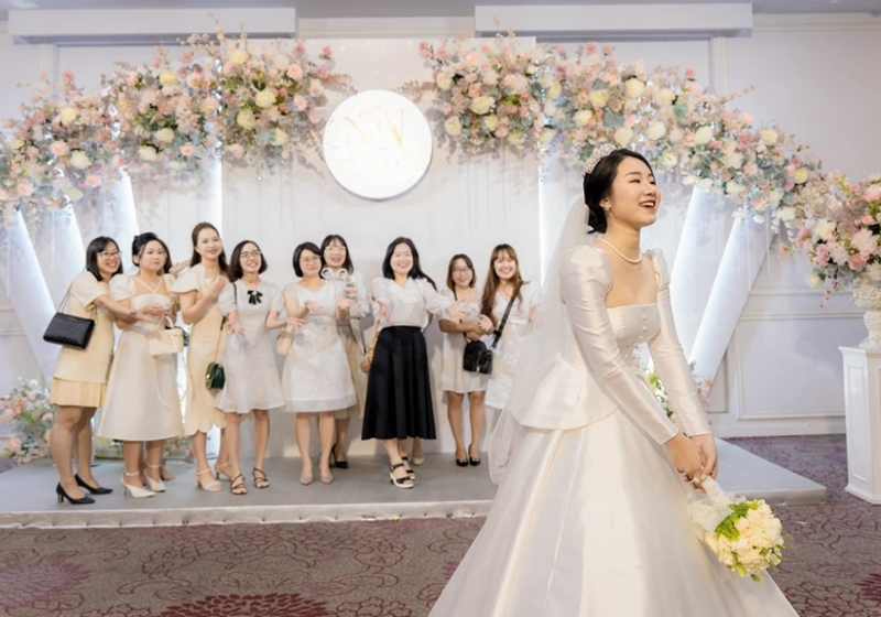 Bất kỳ ai chưa lập gia đ&igrave;nh đều c&oacute; thể tham gia bắt hoa cưới