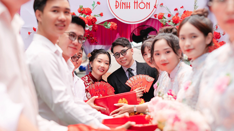 Nghi thức b&ecirc; tr&aacute;p l&agrave; n&eacute;t đẹp văn h&oacute;a truyền thống, đ&aacute;nh dấu sự khởi đầu gắn kết giữa hai b&ecirc;n gia đ&igrave;nh trong ng&agrave;y trọng đại
