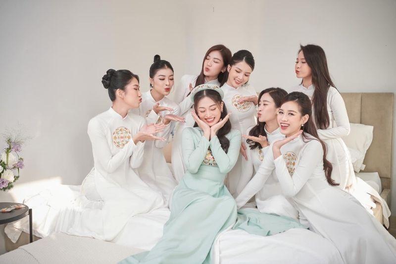 Đội h&igrave;nh ph&ugrave; d&acirc;u duy&ecirc;n d&aacute;ng trong trang phục đồng bộ, c&ugrave;ng c&ocirc; d&acirc;u rạng rỡ bước v&agrave;o h&agrave;nh tr&igrave;nh hạnh ph&uacute;c mới