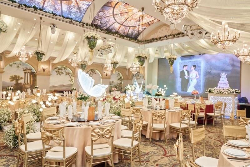Lựa chọn m&agrave;u sắc v&agrave; phong c&aacute;ch trang tr&iacute; thống nhất gi&uacute;p tạo n&ecirc;n kh&ocirc;ng gian tiệc cưới h&agrave;i h&ograve;a
