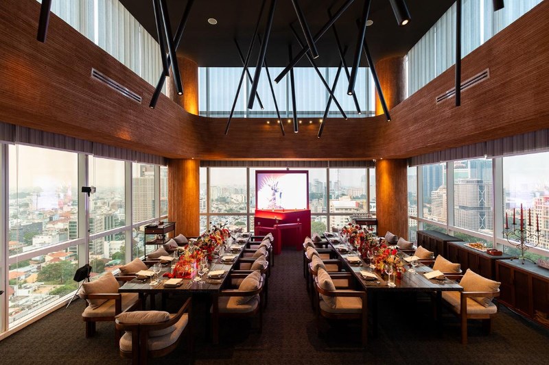 Kh&ocirc;ng gian rooftop Shri Lifestyle Dining tr&ecirc;n tầng 23 với tầm nh&igrave;n bao qu&aacute;t TP.HCM