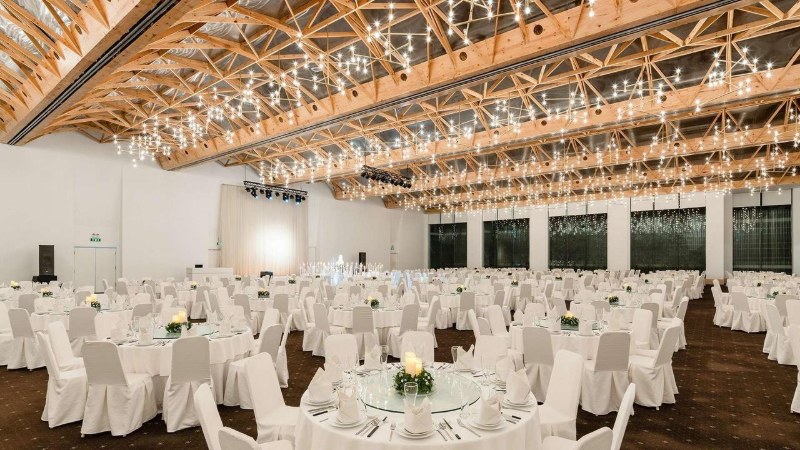 Kh&ocirc;ng gian hội nghị White Palace nổi bật với kiến tr&uacute;c hiện đại v&agrave; thiết kế s&acirc;n khấu ấn tượng
