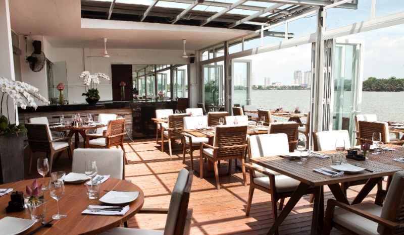 Kh&ocirc;ng gian nh&agrave; h&agrave;ng The Deck Saigon b&ecirc;n s&ocirc;ng S&agrave;i G&ograve;n, ph&ugrave; hợp với tiệc tối v&agrave; cocktail party