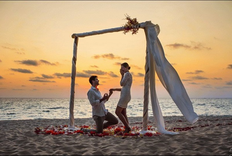 Khung cảnh biển chiều với ánh hoàng hôn rực rỡ luôn được xem là biểu tượng cho sự lãng mạn